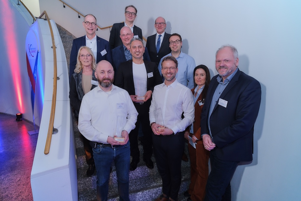 Sie tragen dazu bei, dem Ziel &bdquo;Null Unf&auml;lle &ndash; gesund arbeiten&ldquo; n&auml;herzukommen: Die Gewinnerinnen und Gewinner mit ihren Laudatorinnen und Laudatoren